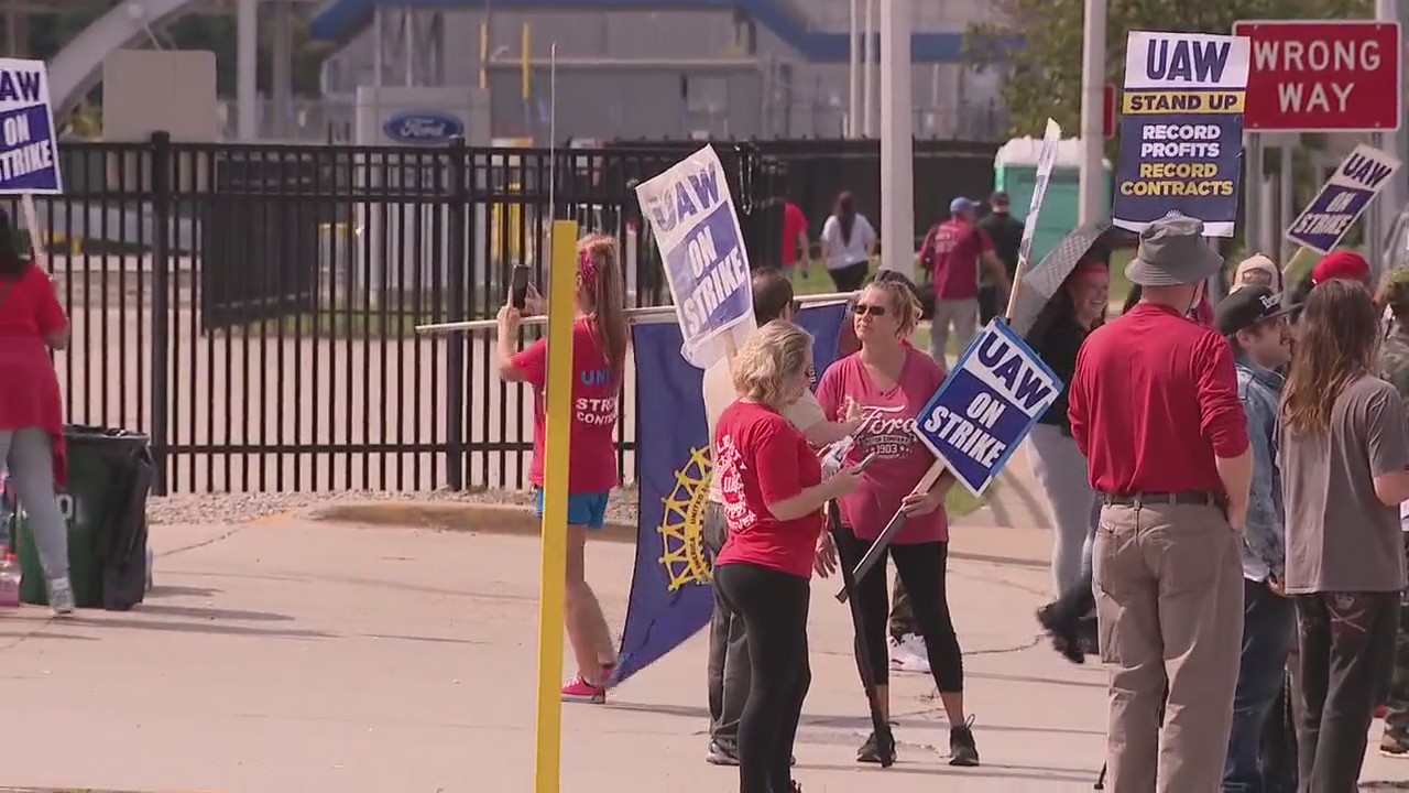 More autoworkers expected to join UAW strike Friday