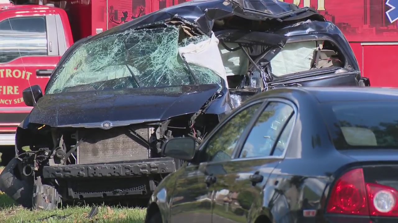 1 person dead, 1 injured after 3-car crash and shooting in Detroit