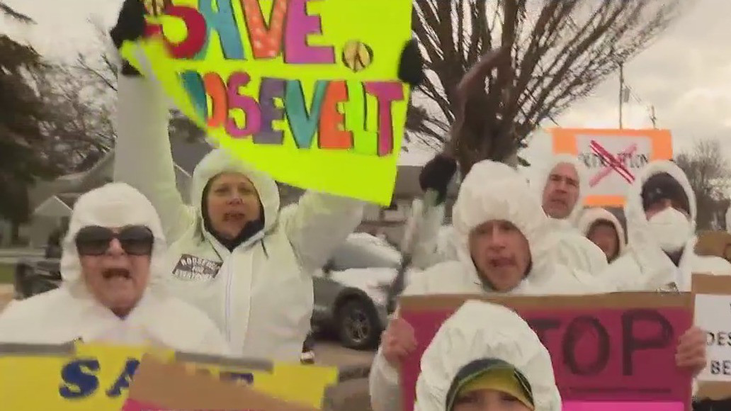 Group protests to save Roosevelt Elementary building.