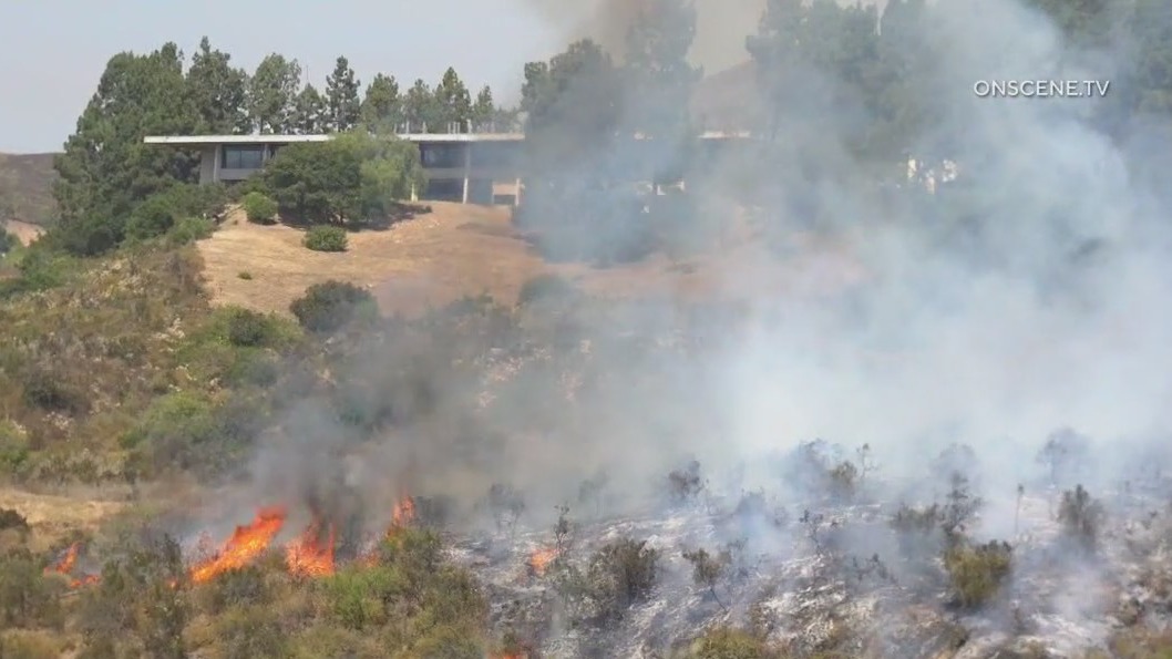Newbury Park fire briefly threatens homes | FOX 11 Los Angeles