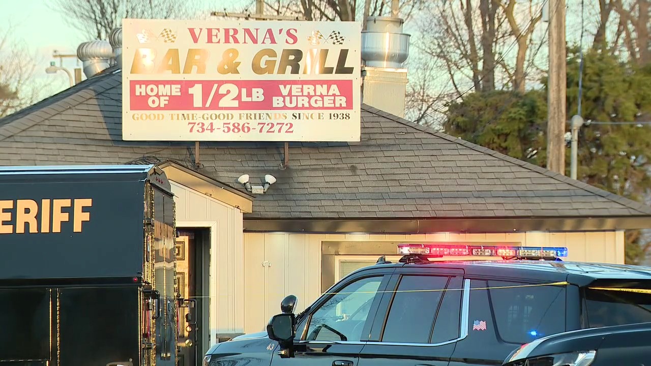 Police: Man stabbed at Monroe County bar