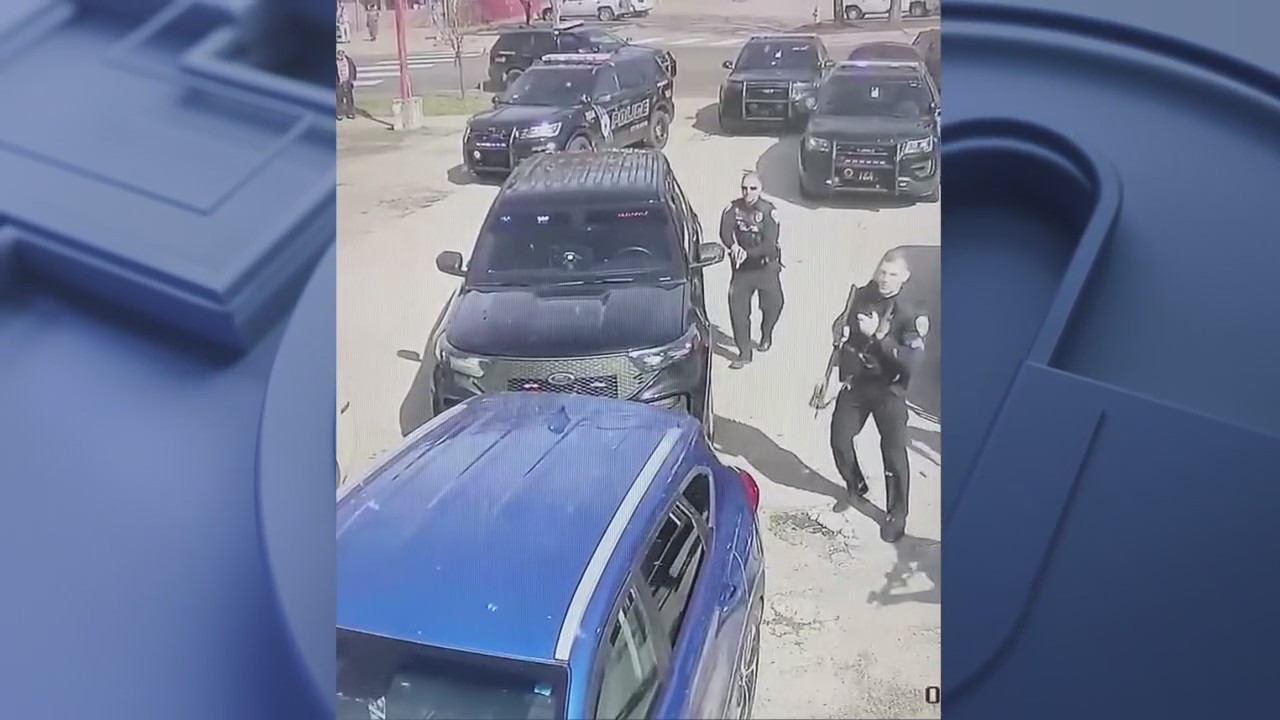 Wyandotte murder suspect sets himself on fire