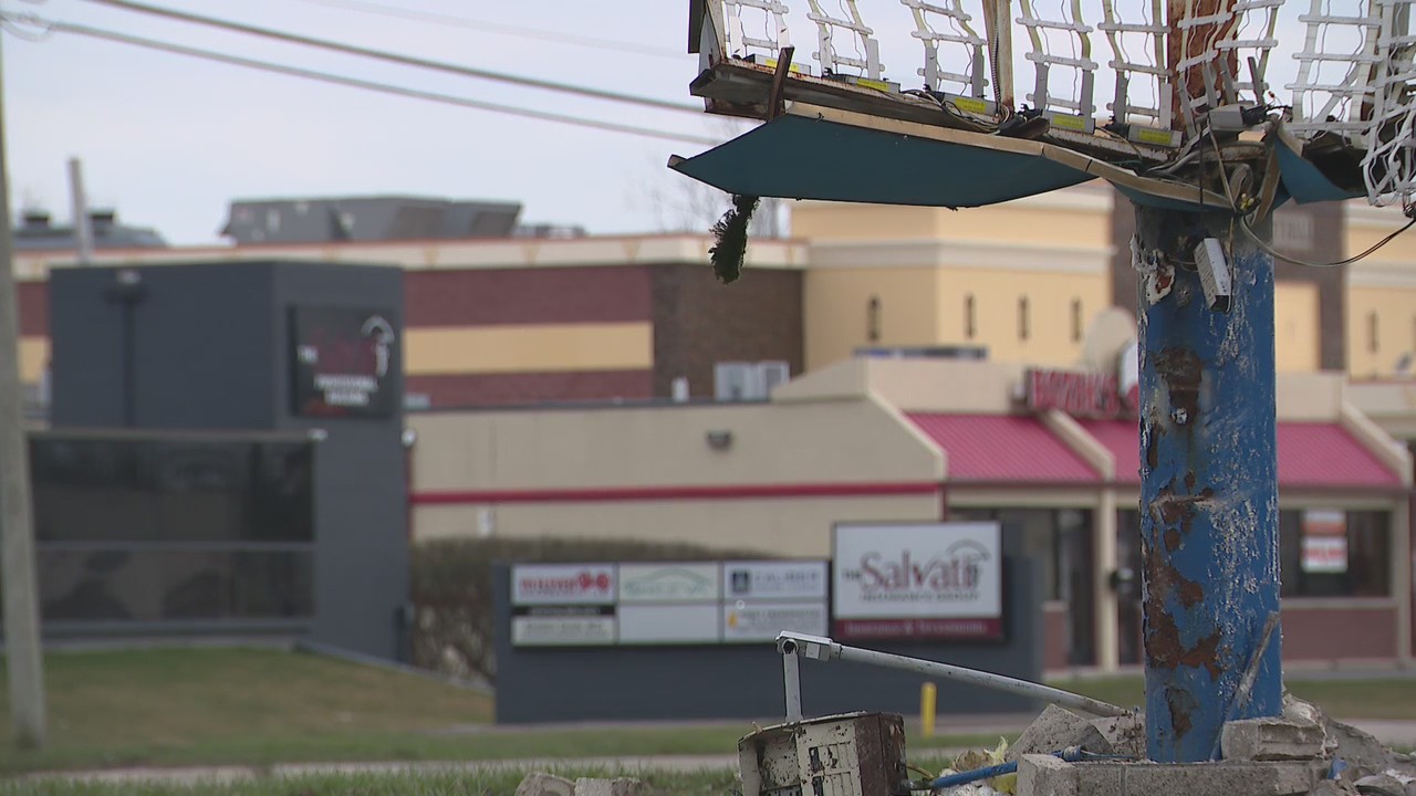 Teen critically hurt in Sterling Heights rollover crash