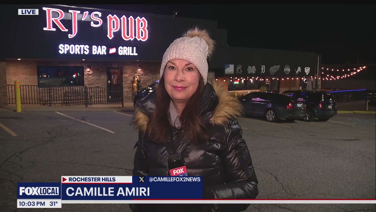 Oakland, MSU fans cheer on team at RJs in Rochester Hills