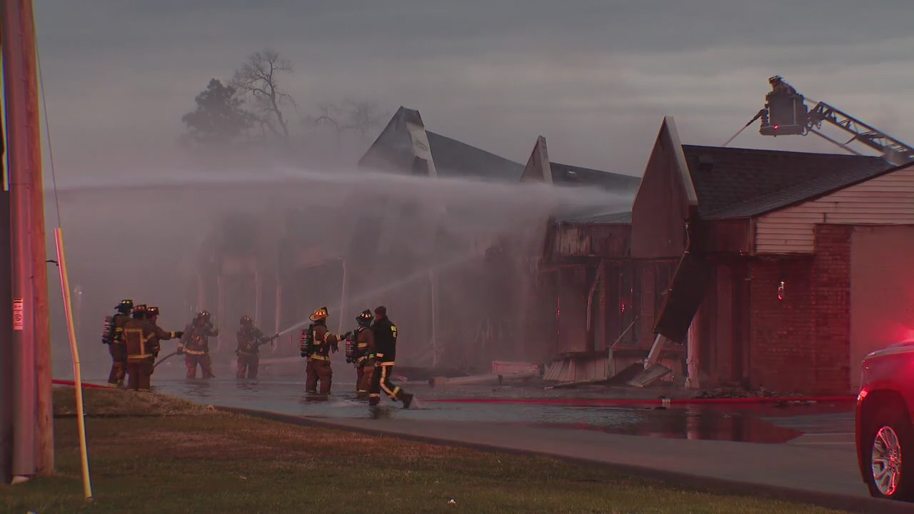 Fire destroys Warren strip mall