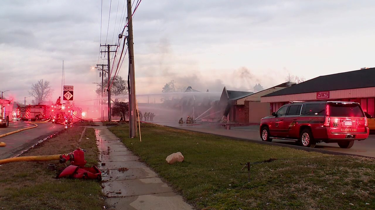 Fire engulfs Warren strip mall, destroys building