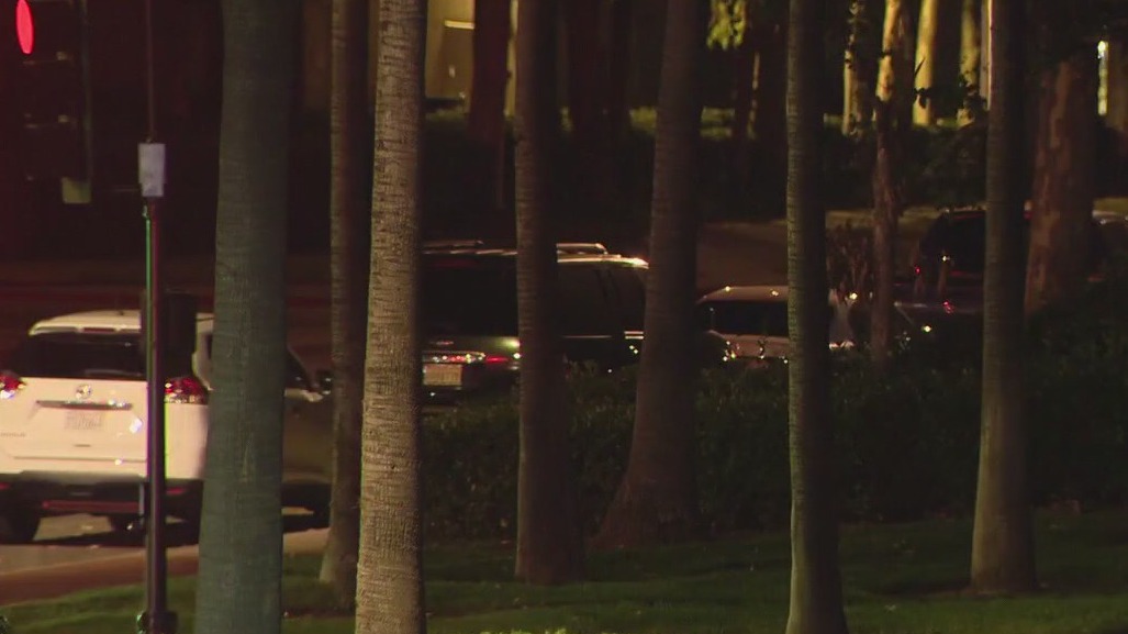 Mugged while hugged? Yes, that's a thing