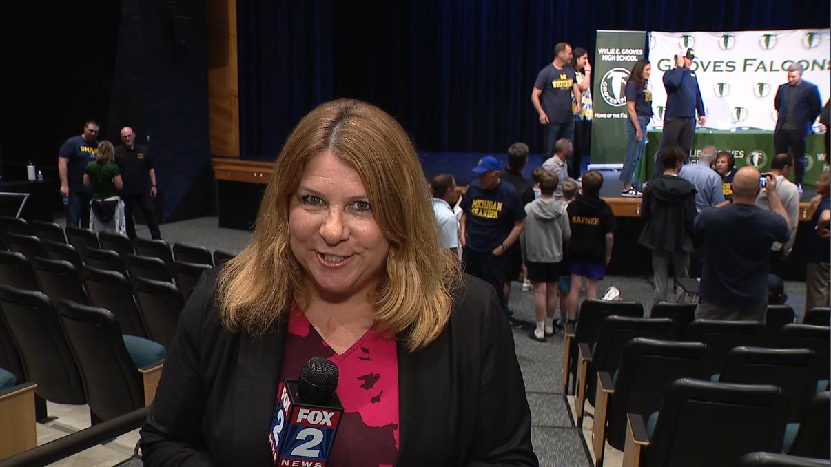 WATCH - 4-star football recruit Avery Gach of Birmingham Groves makes college commitment to Michigan