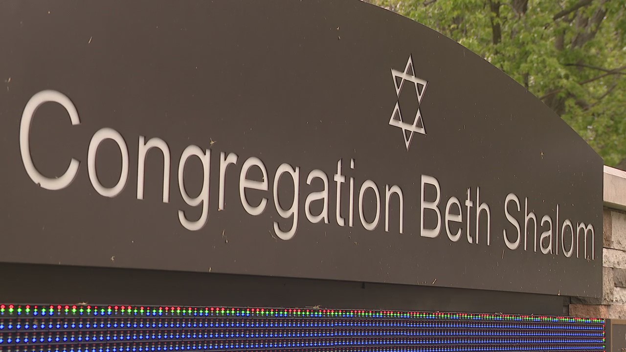 Police look for man shouting antisemitic remarks outside Oak Park synagogue