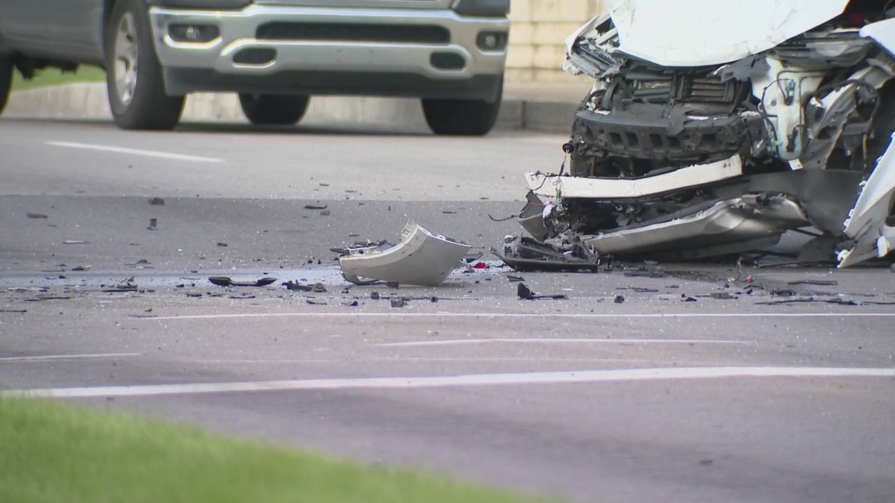 Murder suspect crashes in Detroit after chase, injures 5