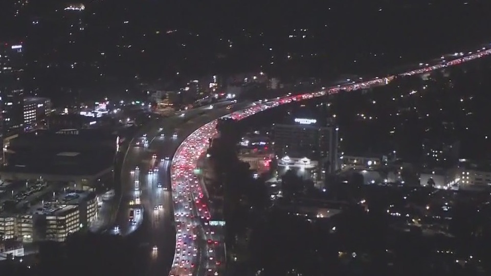 Crash snarls traffic on 405 Freeway | FOX 11 Los Angeles