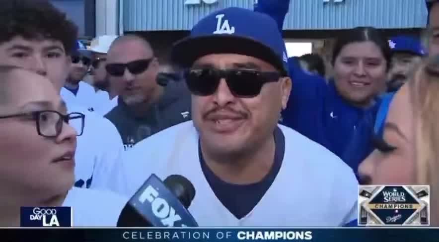 Aaron Judge catches stray during Dodgers parade
