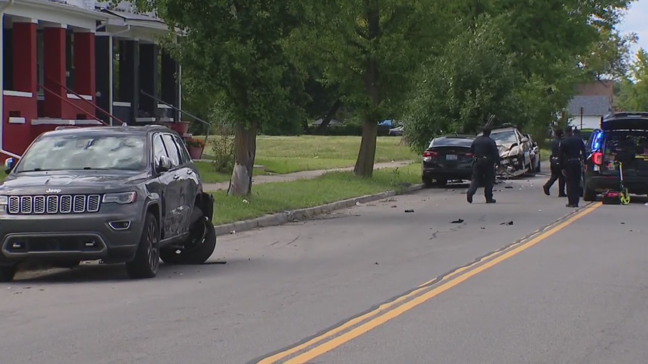 Police search for 2 involved in fatal crash | FOX 2 Detroit
