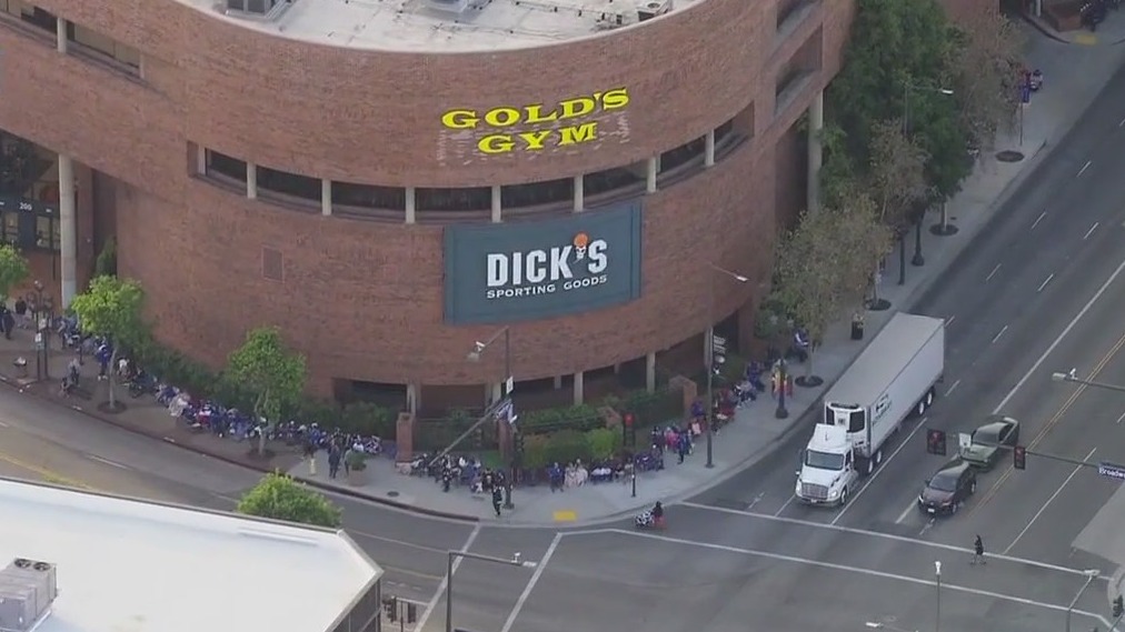 Fans line up to see Mookie Betts in Glendale