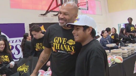 Derek Fisher, Robert Horry hand out turkeys