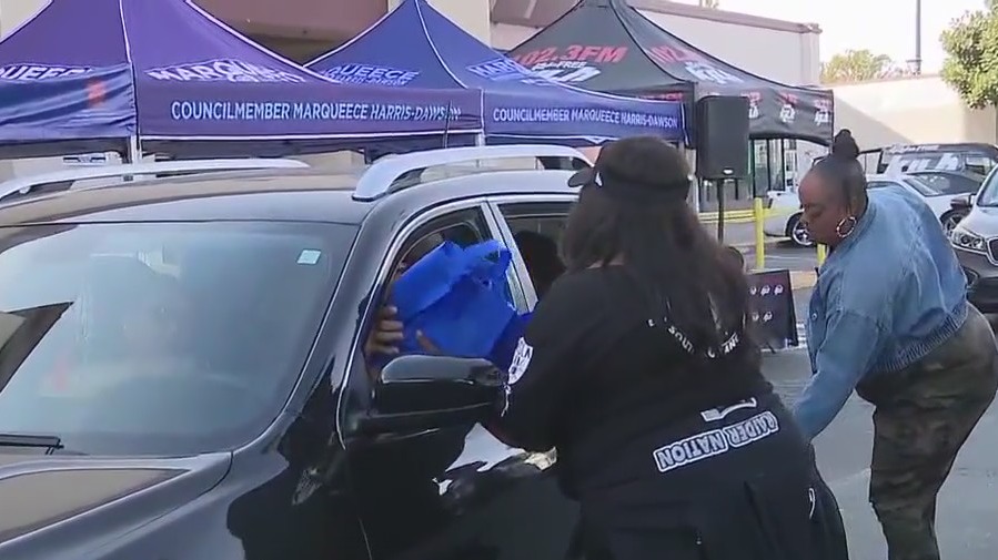 Jackson Limo Foundation hosts turkey giveaway
