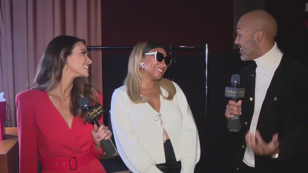 Shel?a, Abi Carter prepare for Grove tree lighting