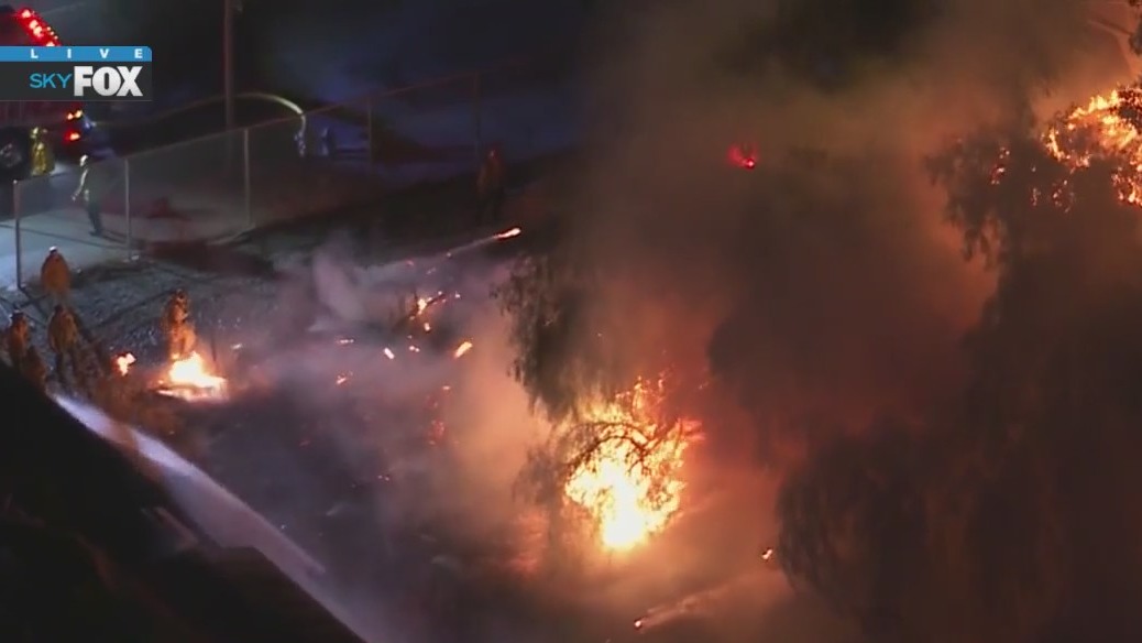 Small fire in Pacoima causes traffic delays on 118 freeway