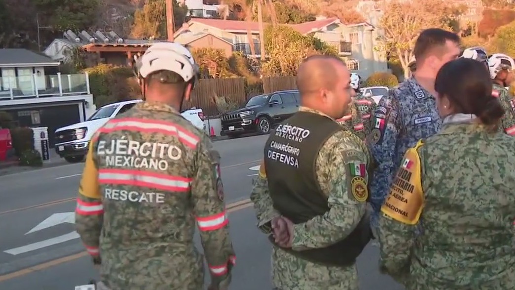 Mexican firefighters in LA to assist