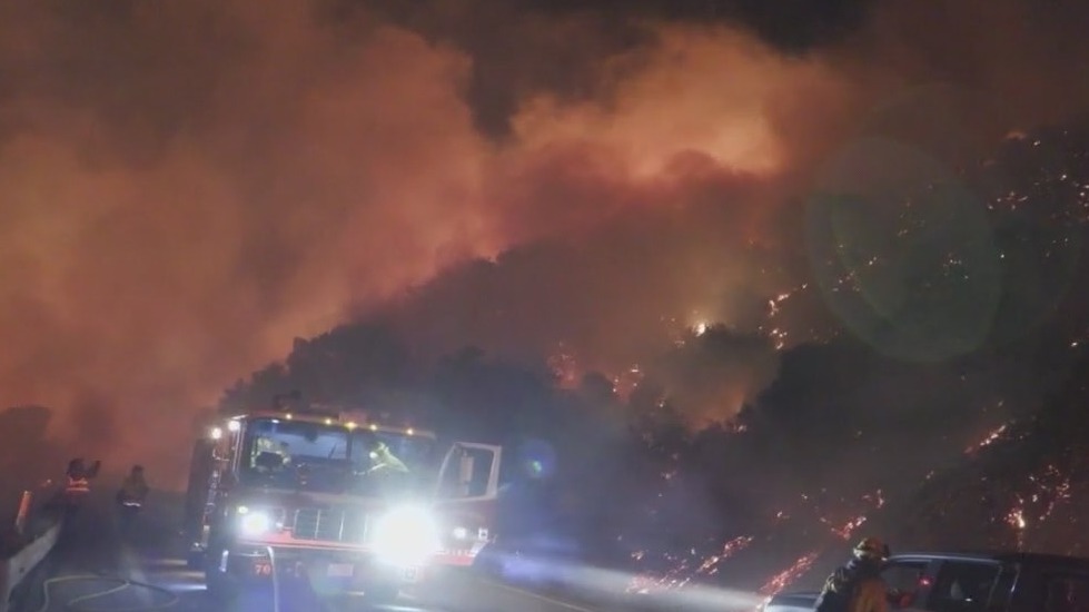 Crews battle fires along 15 Fwy in San Diego County