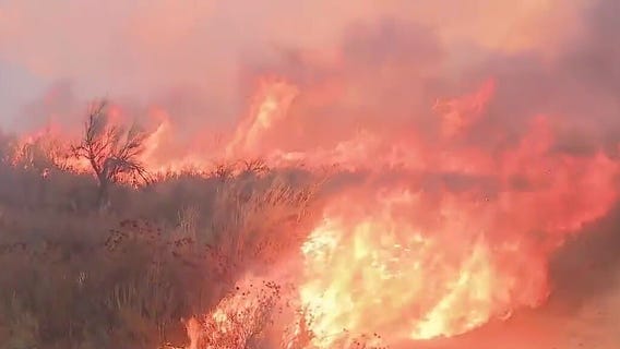 Hughes Fire threatening Castaic apartment complex