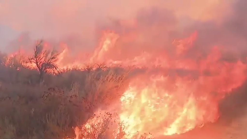 Hughes Fire threatening Castaic apartment complex