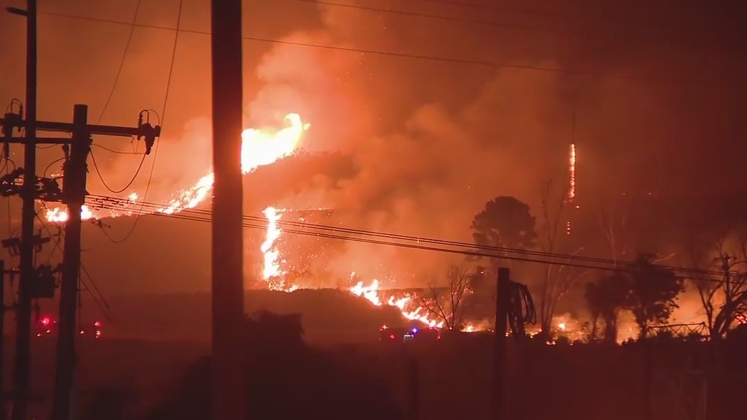 Hughes Fire rips across Castaic