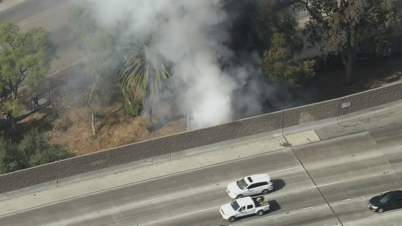Small fire erupts near 10 freeway in Boyle Heights | FOX 11 Los Angeles