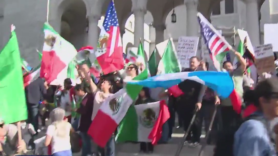 Anti-ICE protests in downtown LA: Day 2 | FOX 11 Los Angeles