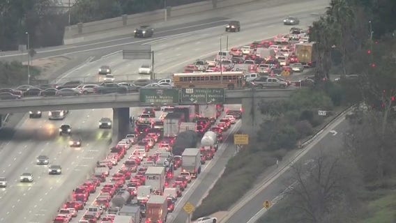 Deadly crash snarls traffic on 405 Freeway
