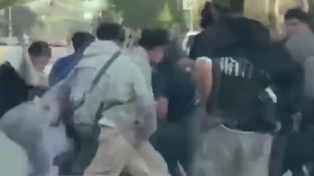 Man attacked by gang of young bycyclists in LA