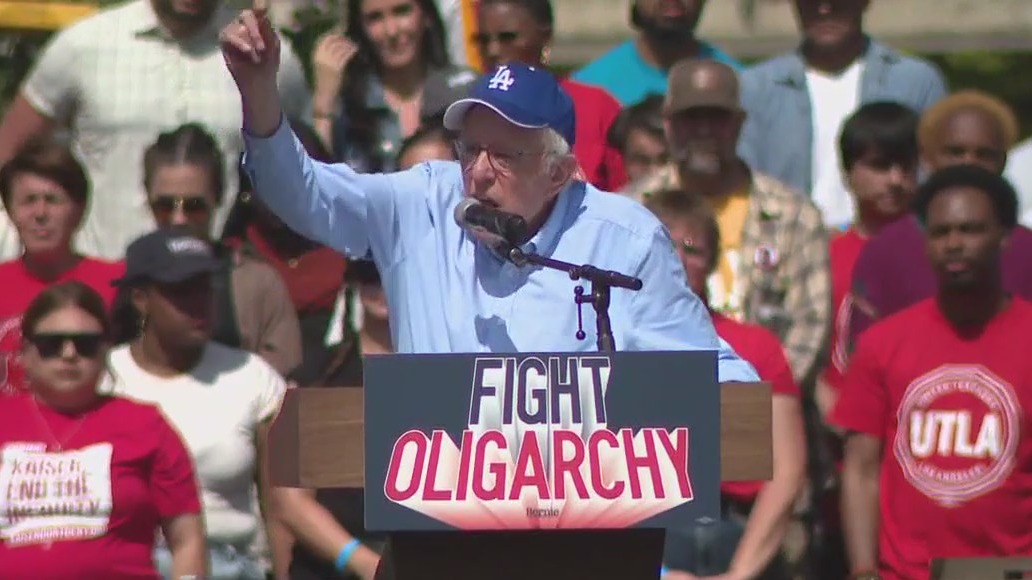 Thousands show up to support Bernie and AOC