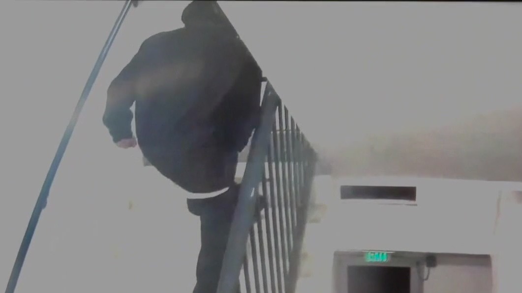 Manhunt for apartment complex murder suspect