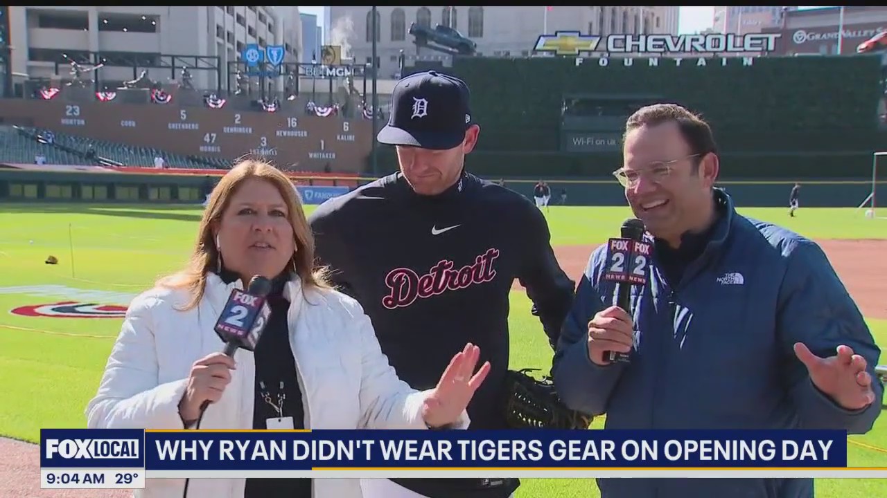 Why sports reporters don't wear team apparel
