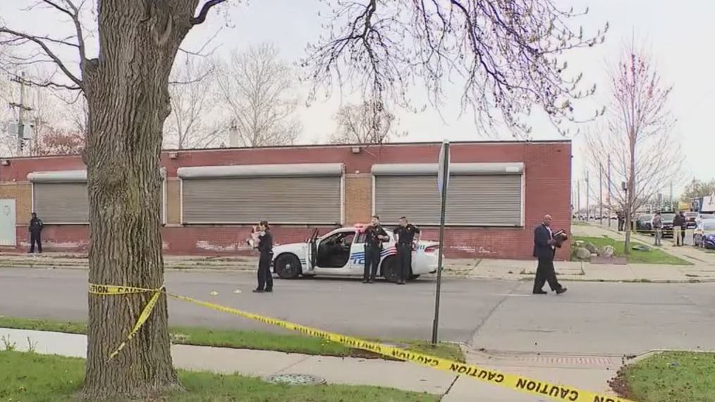 Detroit police seek suspects after shooting that injured teen
