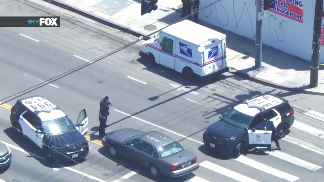 Mail carrier shot in South Los Angeles