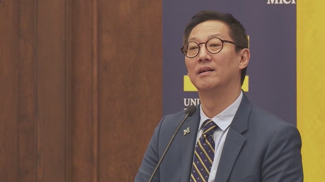 University of Michigan president announces plans to step down