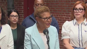 LA Mayor signs order to support city's immigrants