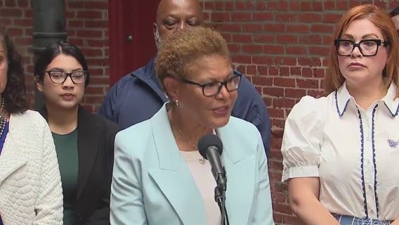 LA Mayor signs order to support city's immigrants