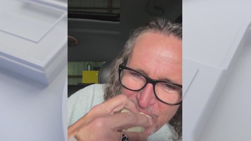 Stu reviews Del Taco's 'pickle taco'