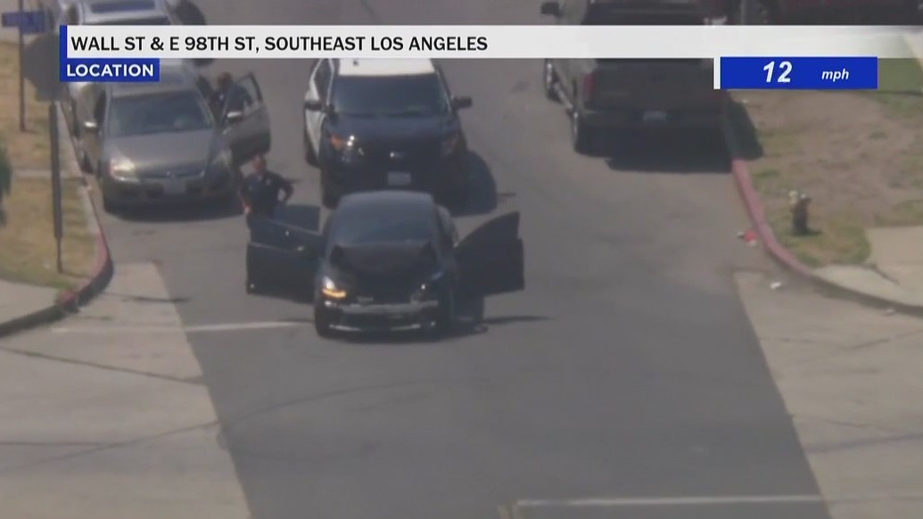 Pursuit of burglary suspects ends in crash | FOX 11 Los Angeles