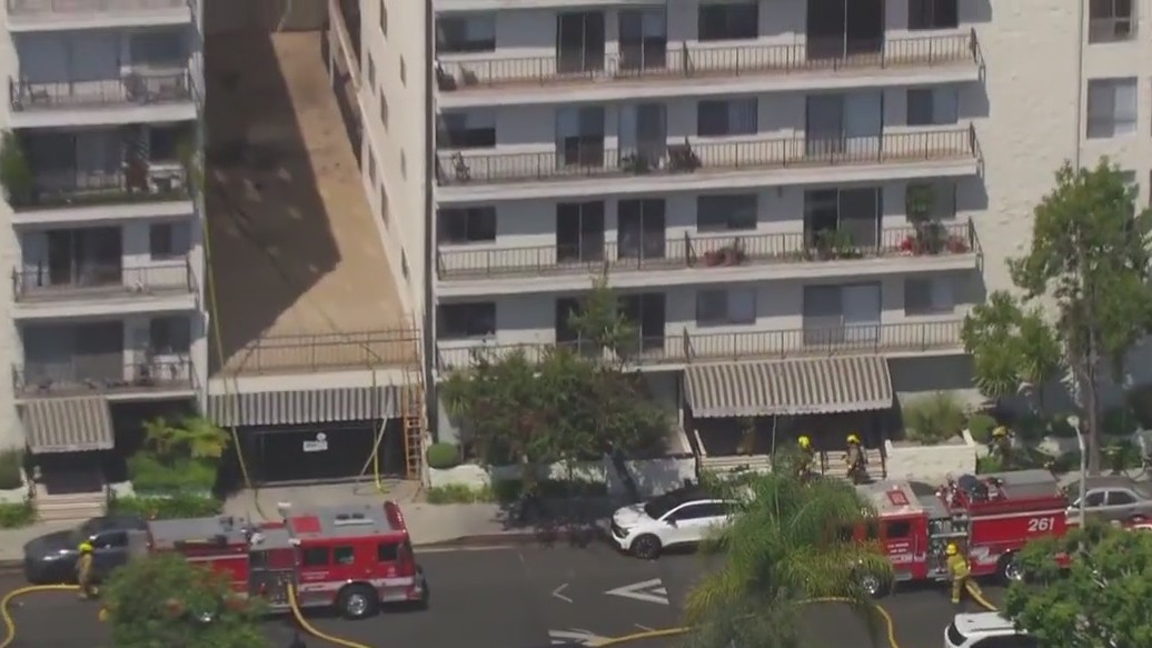 Fire breaks out at LA apartment building