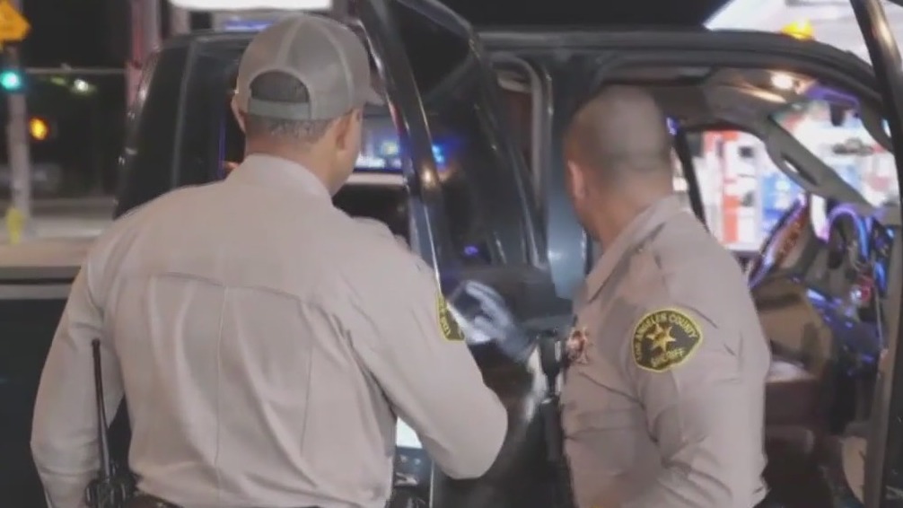 Carjacking suspects get away after pursuit through LA