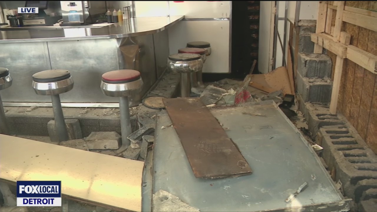 Suspects crash stolen Kia into Hazel Park Brayz