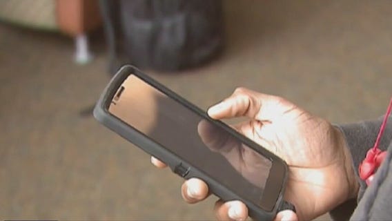 Michigan lawmakers working on bill to ban cell phones in schools