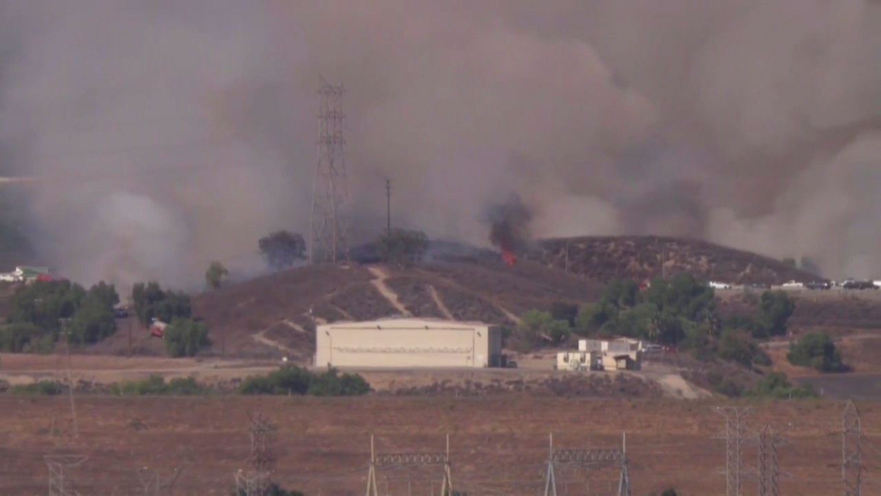 Brush fire breaks out just off 5 Freeway in LA