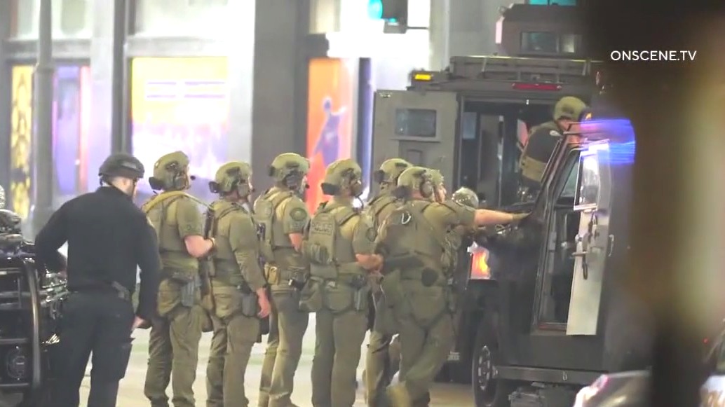 SWAT standoff suspect escapes from 7-Eleven | FOX 11 Los Angeles