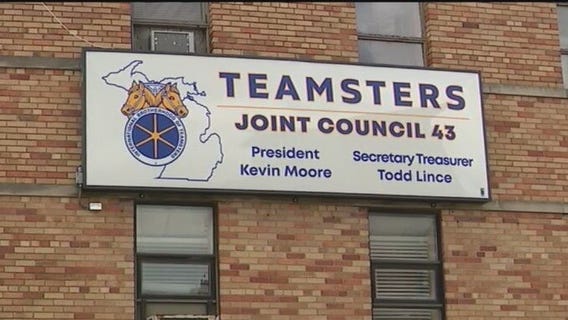 Detroit public workers voting on new contract