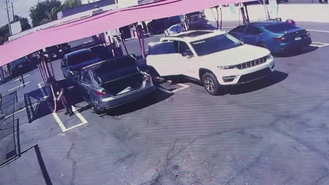 Woman robbed at Reseda car wash