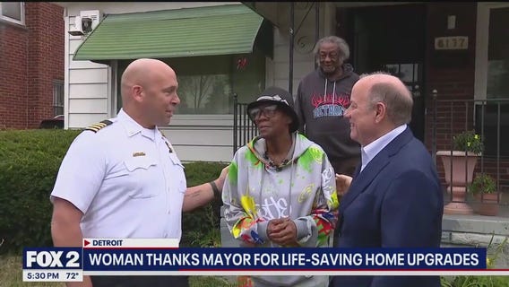 Detroit woman thanks mayor for Solar Initiative Project